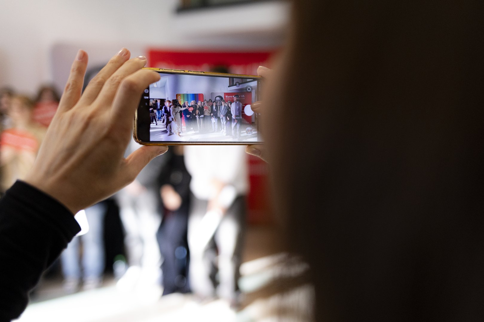Zdolny uczeń świetny student zdjęcie studentów z telefonem