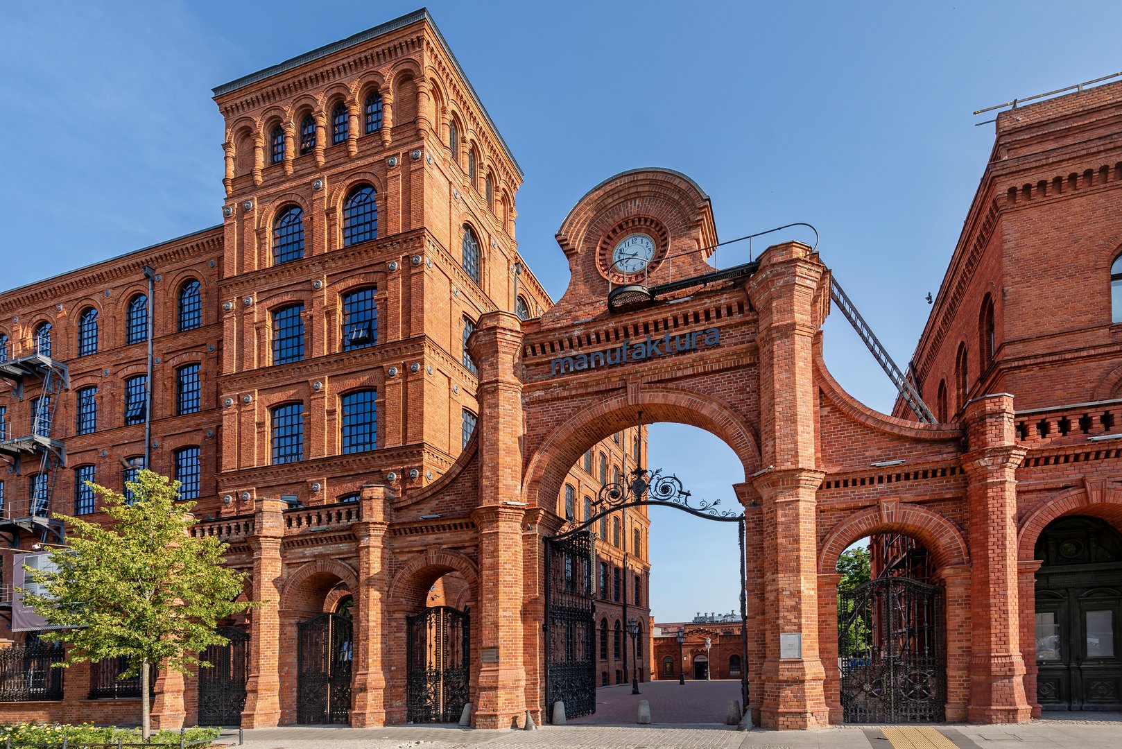 Główna brama Manufaktury.