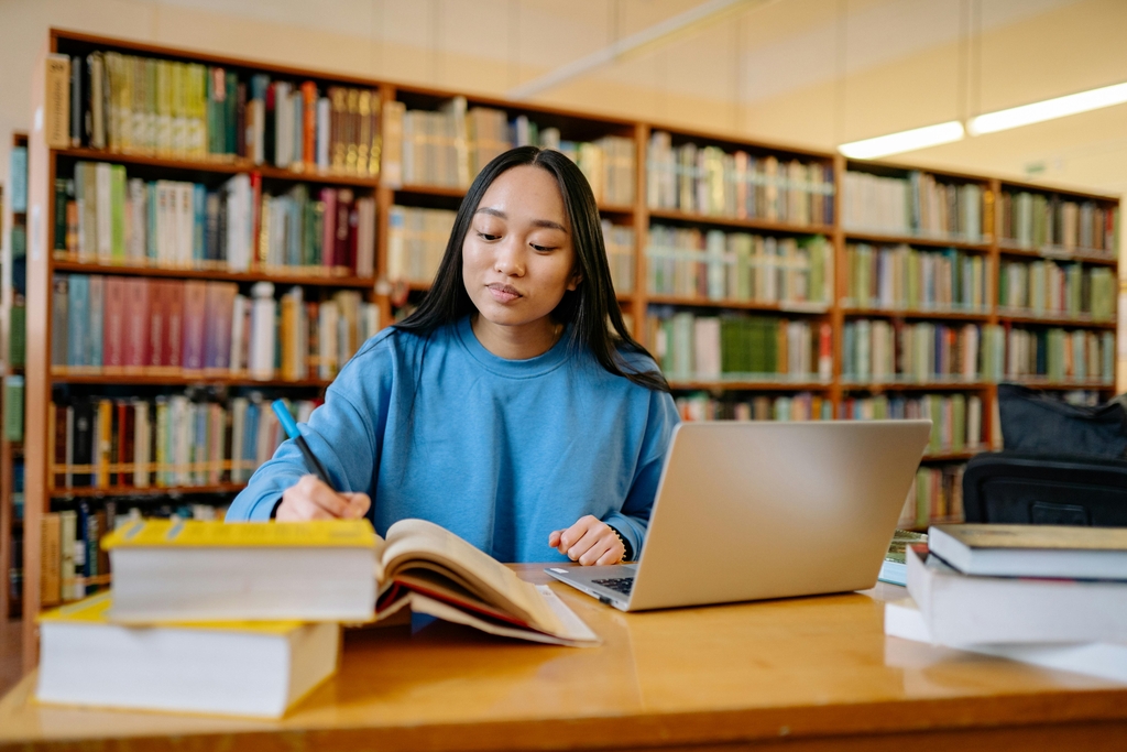 grafika promująca UNIC Online Open Courses