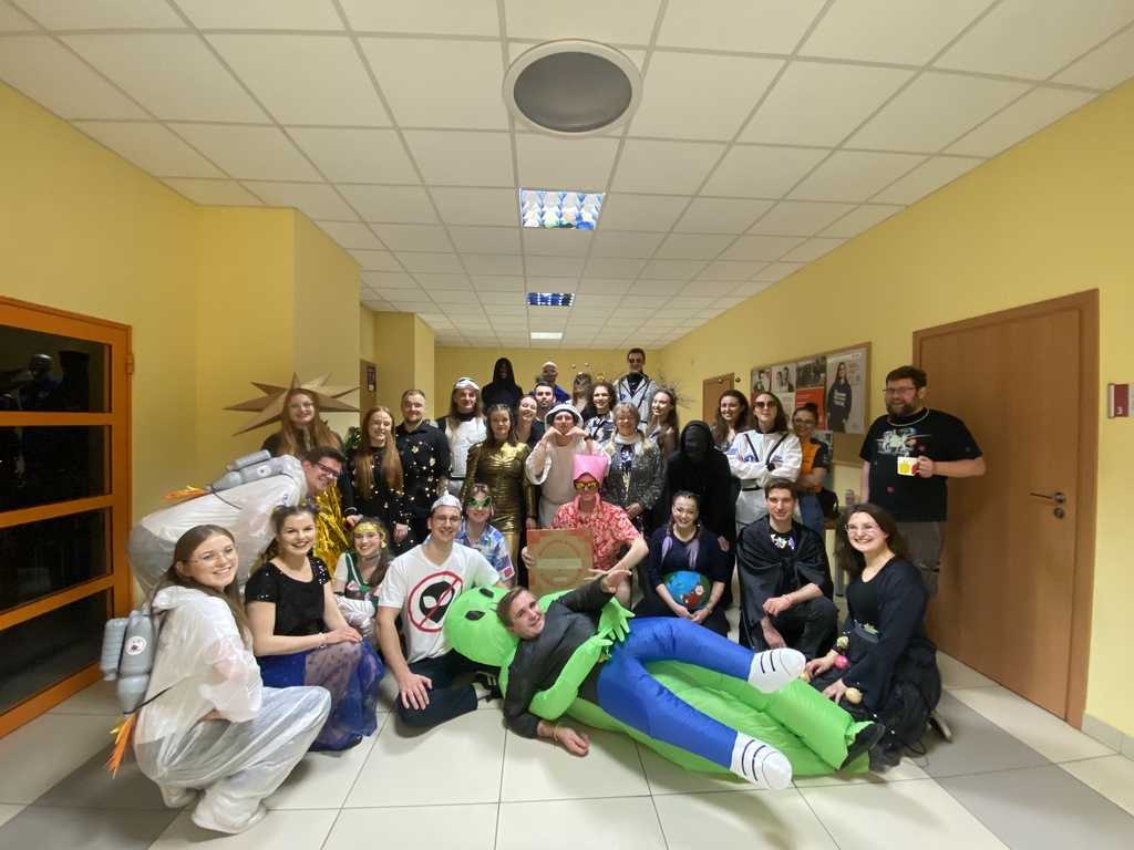 grupa ludzi w kosmicznych przebraniach 