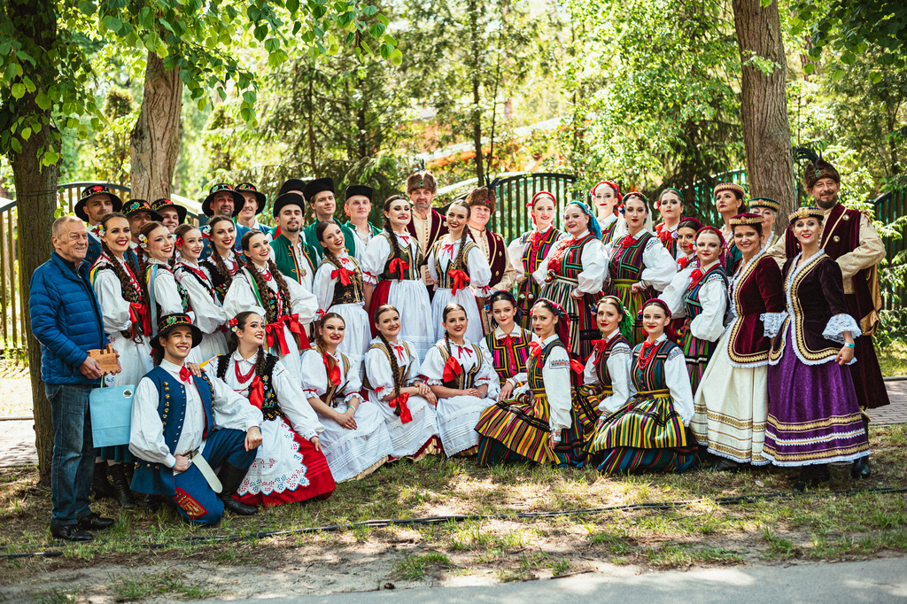 grupa tancerzy pozujących w strojach rzeszowskich, spiskich, opoczyńskich i szlacheckich