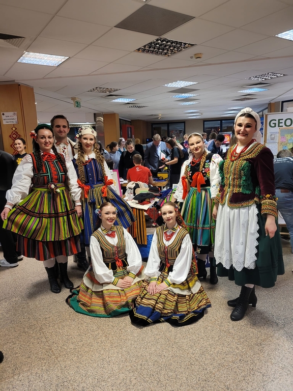 grupa ludzi pozująca do zdjęcia w strojach ludowych