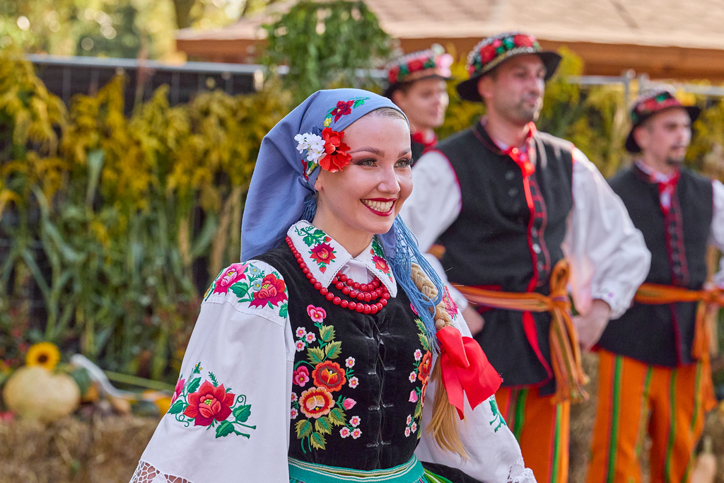 tancerka na scenie w stroju łowickim