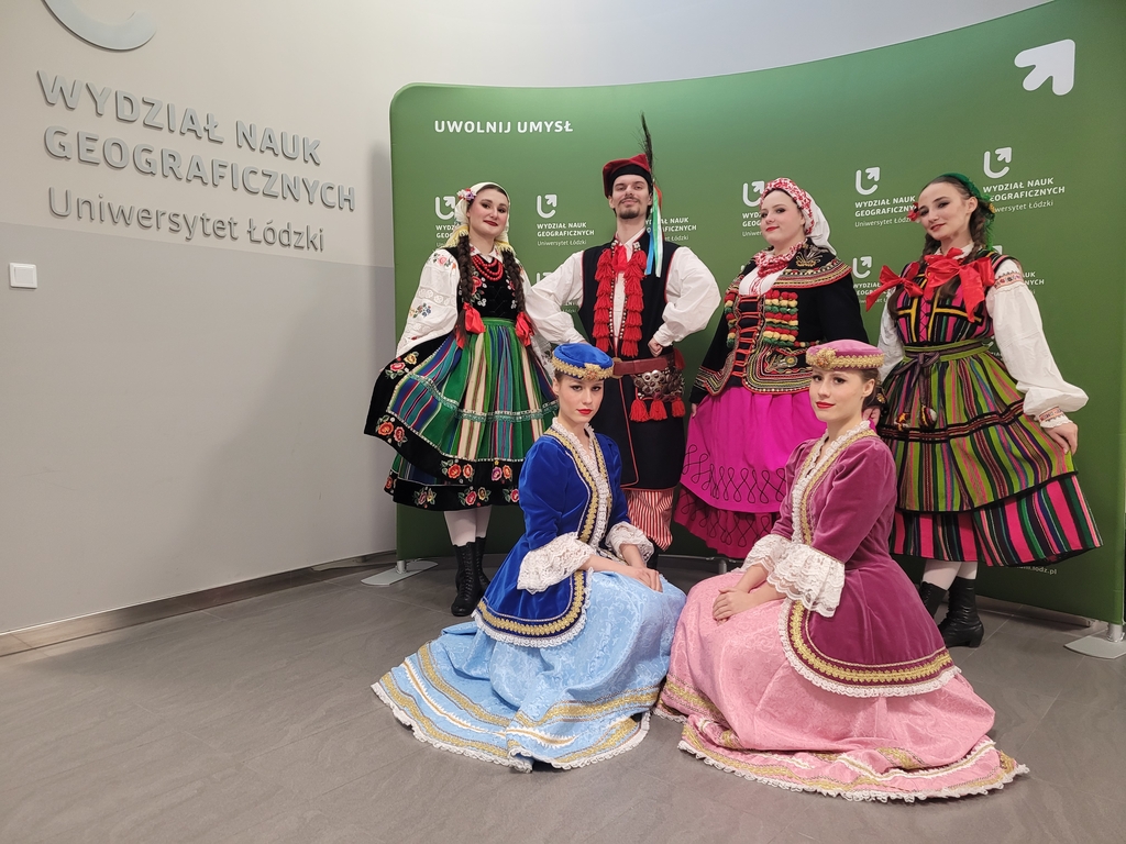 grupa ludzi w strojach ludowych: łowickim, krakowskim, sądeckim, opoczyńskim, szlachty