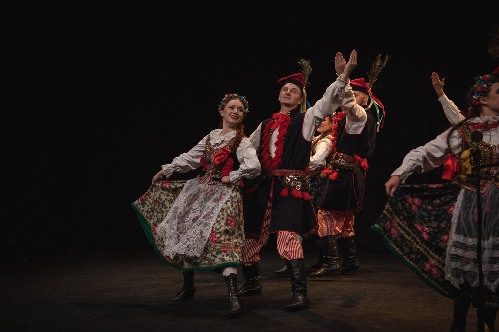 grupa tancerzy w strojach krakowskich
