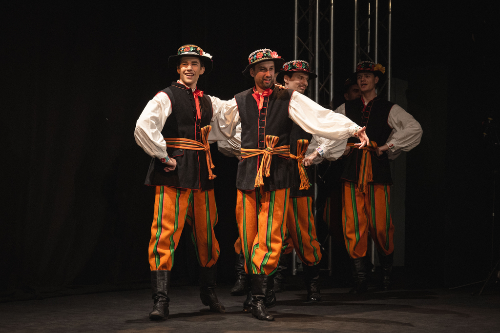 grupa tancerzy w strojach łowickich