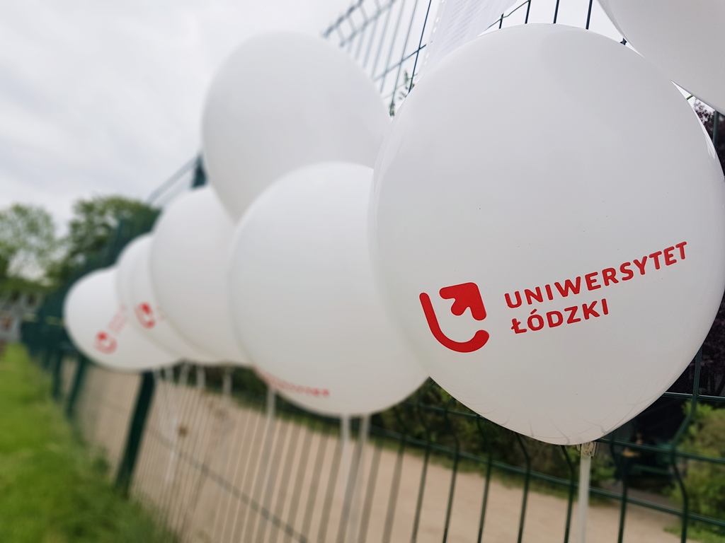 Balony w szeregu z napisem Uniwersytet Łódzki