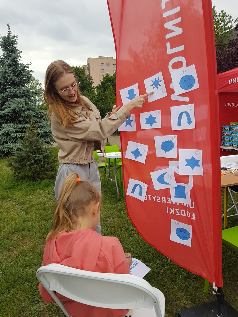 Dziewczyna pokazuje obrazki dziewczynce