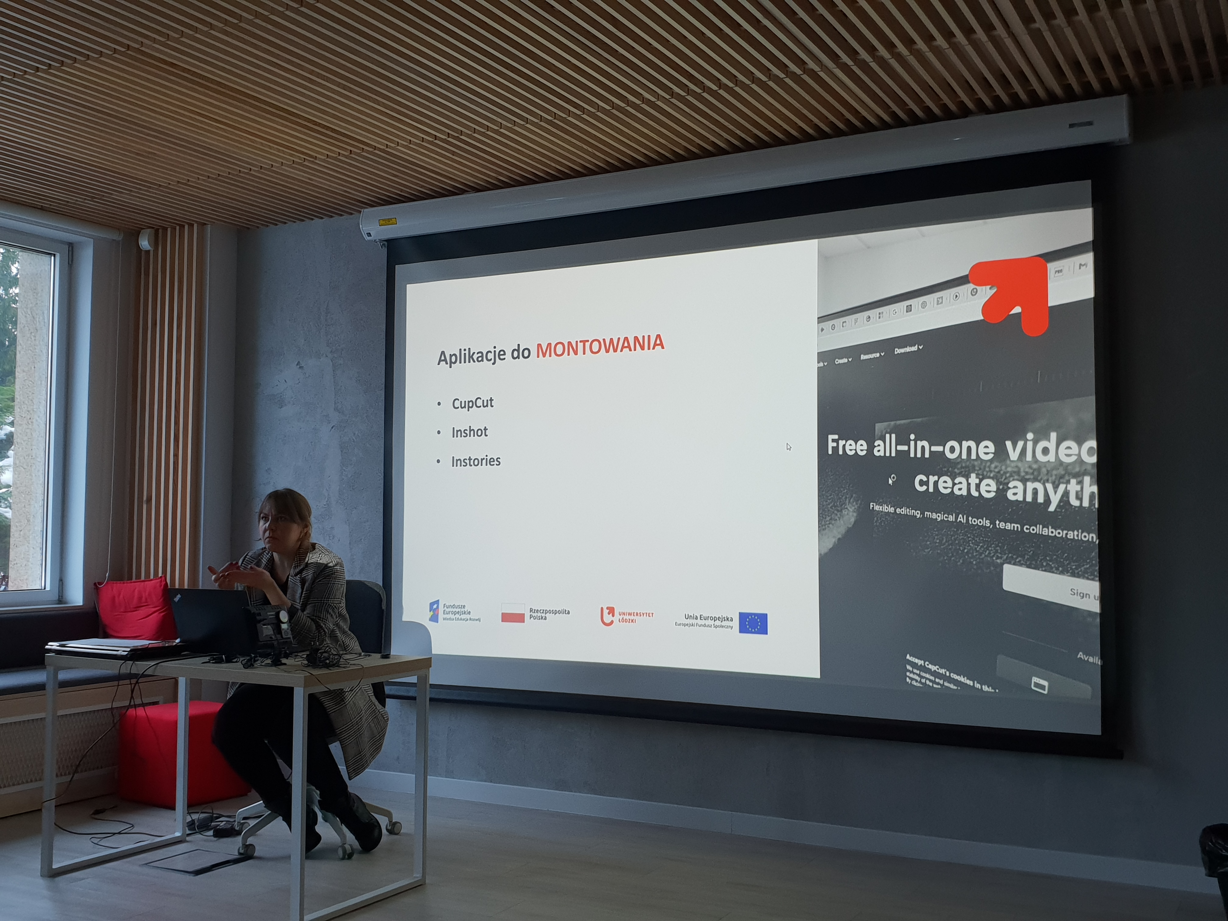 na zdjęciu Anita Mowczan na tle prezentacji w trakcie szkolenia SHORT VIDeo w edukacji