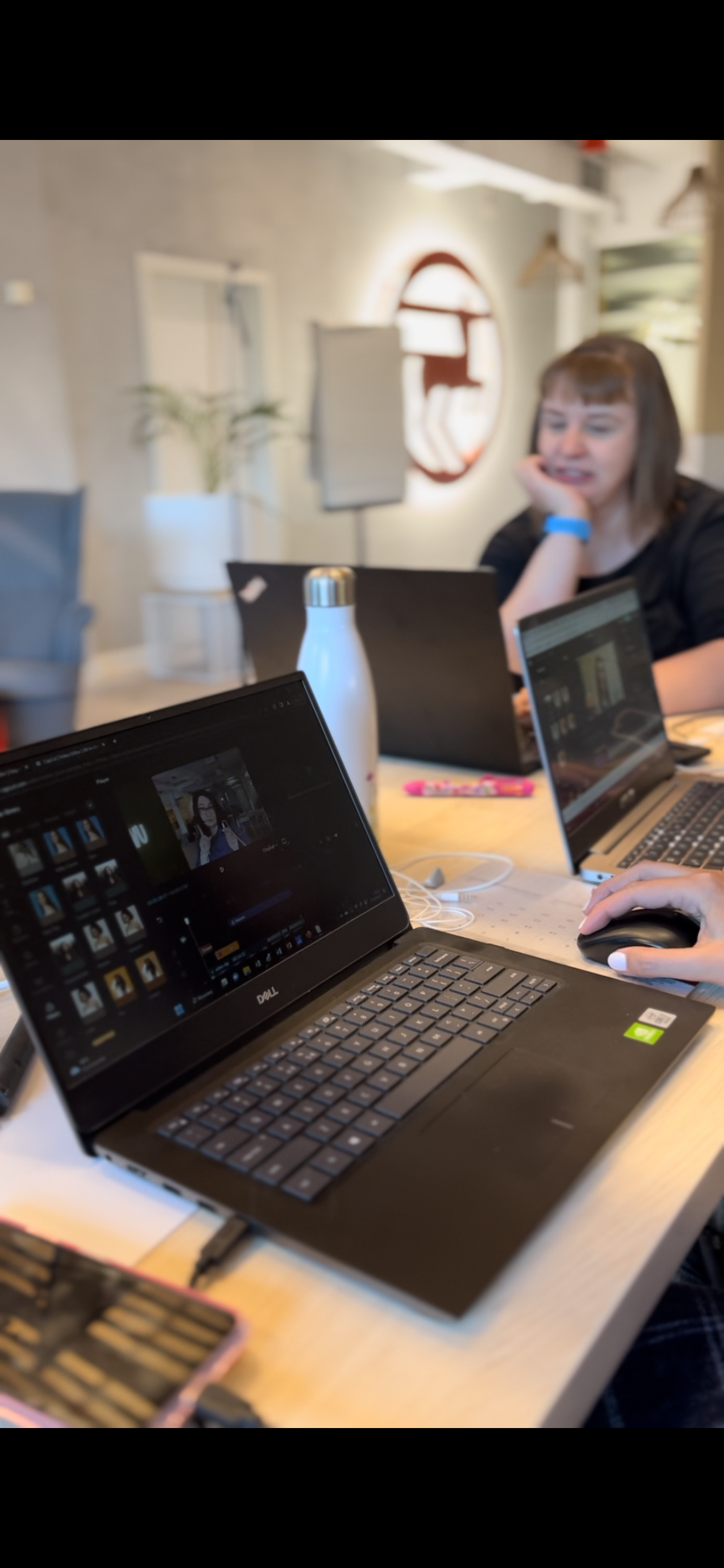 zdjecie przedstawia laptopa na którym trwa obróbka materiału video