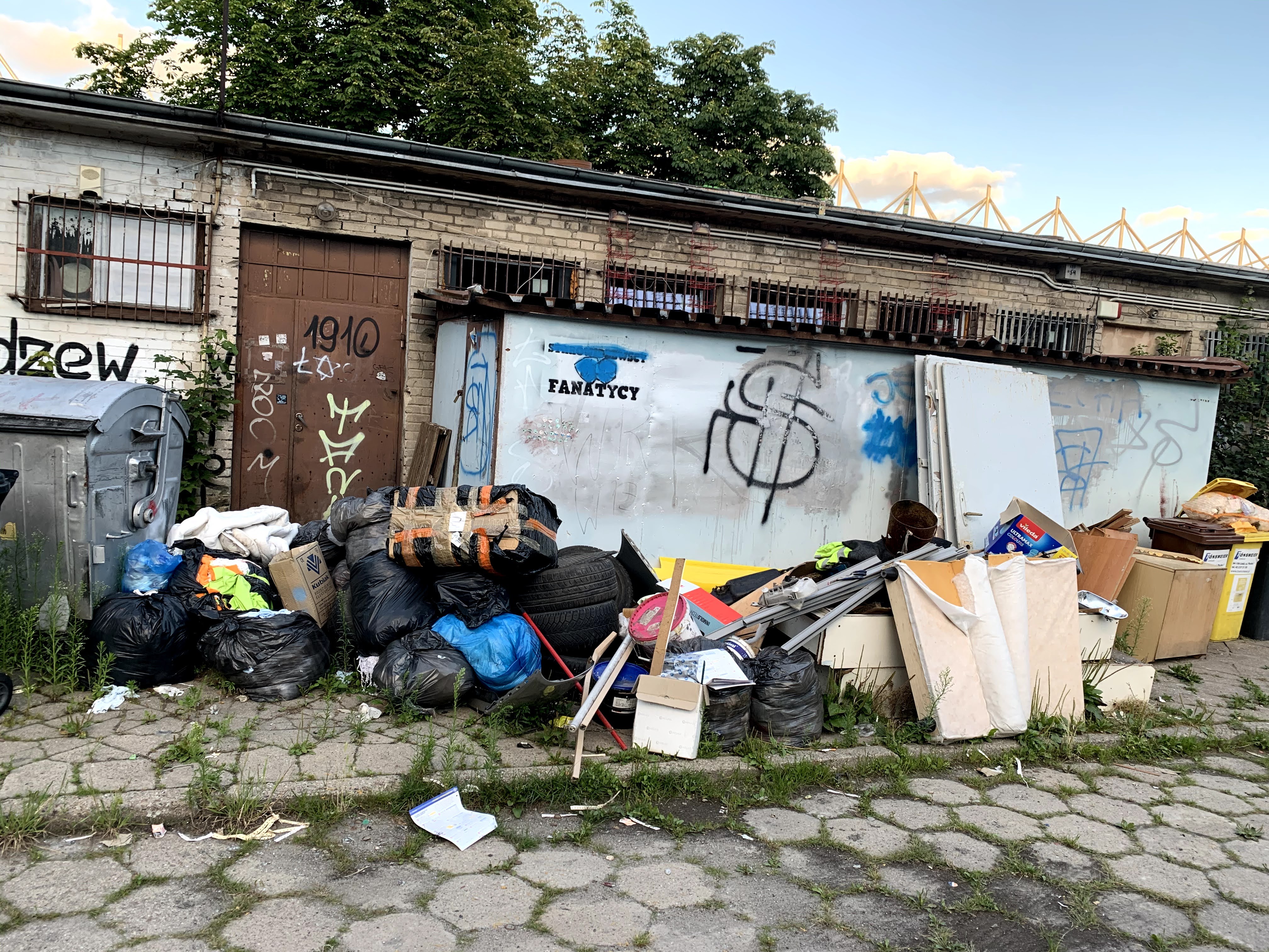 dzikie wysypiska śmieci kartony przy komórkach