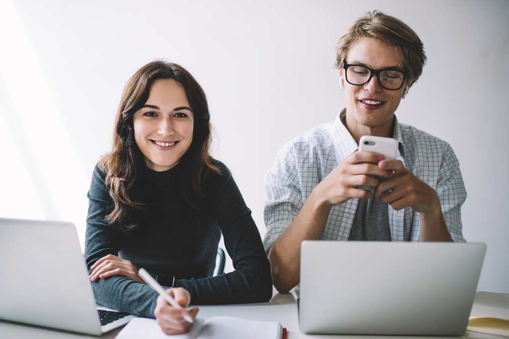 młoda kobieta i młody mężczyzna