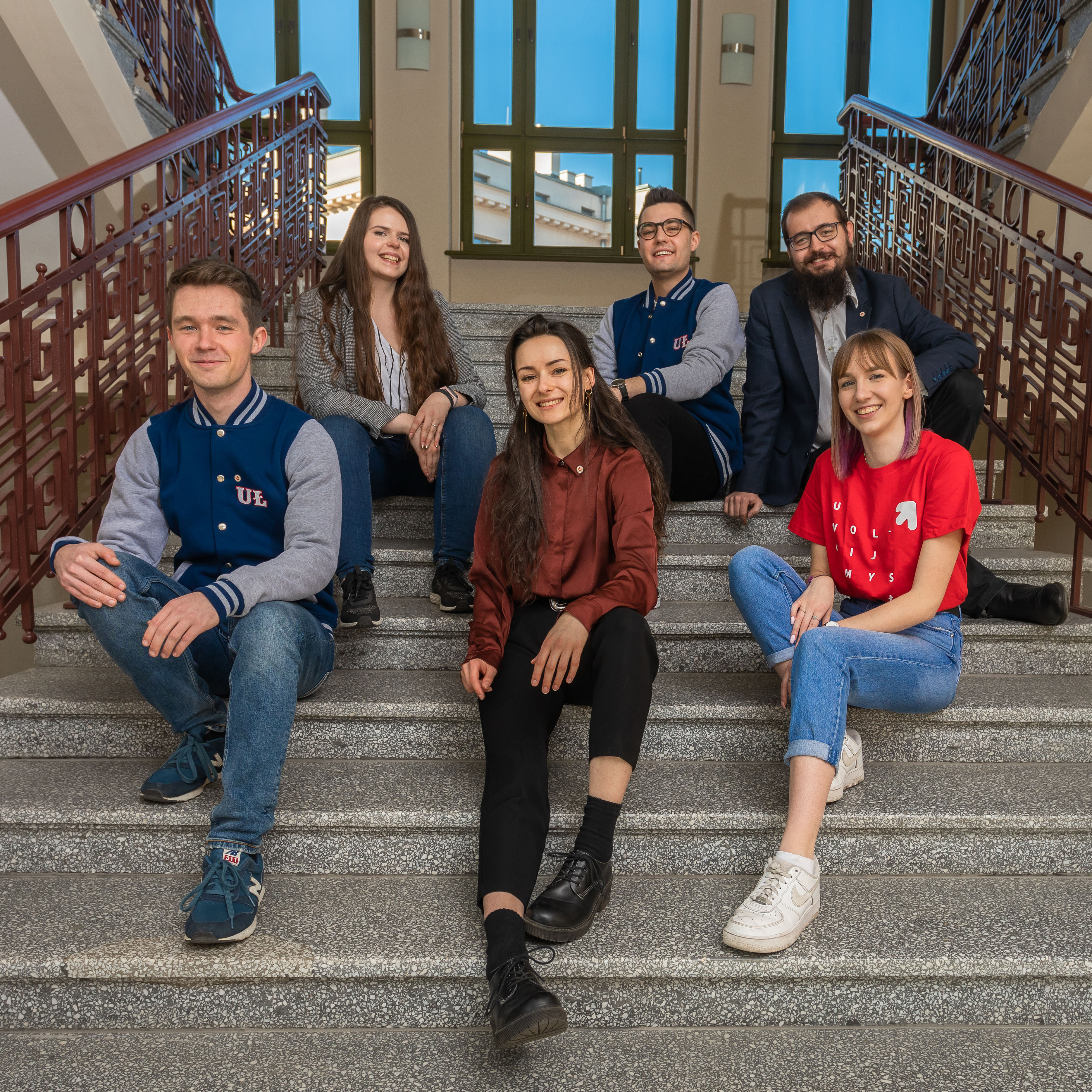 Studenci siedzący na schodach