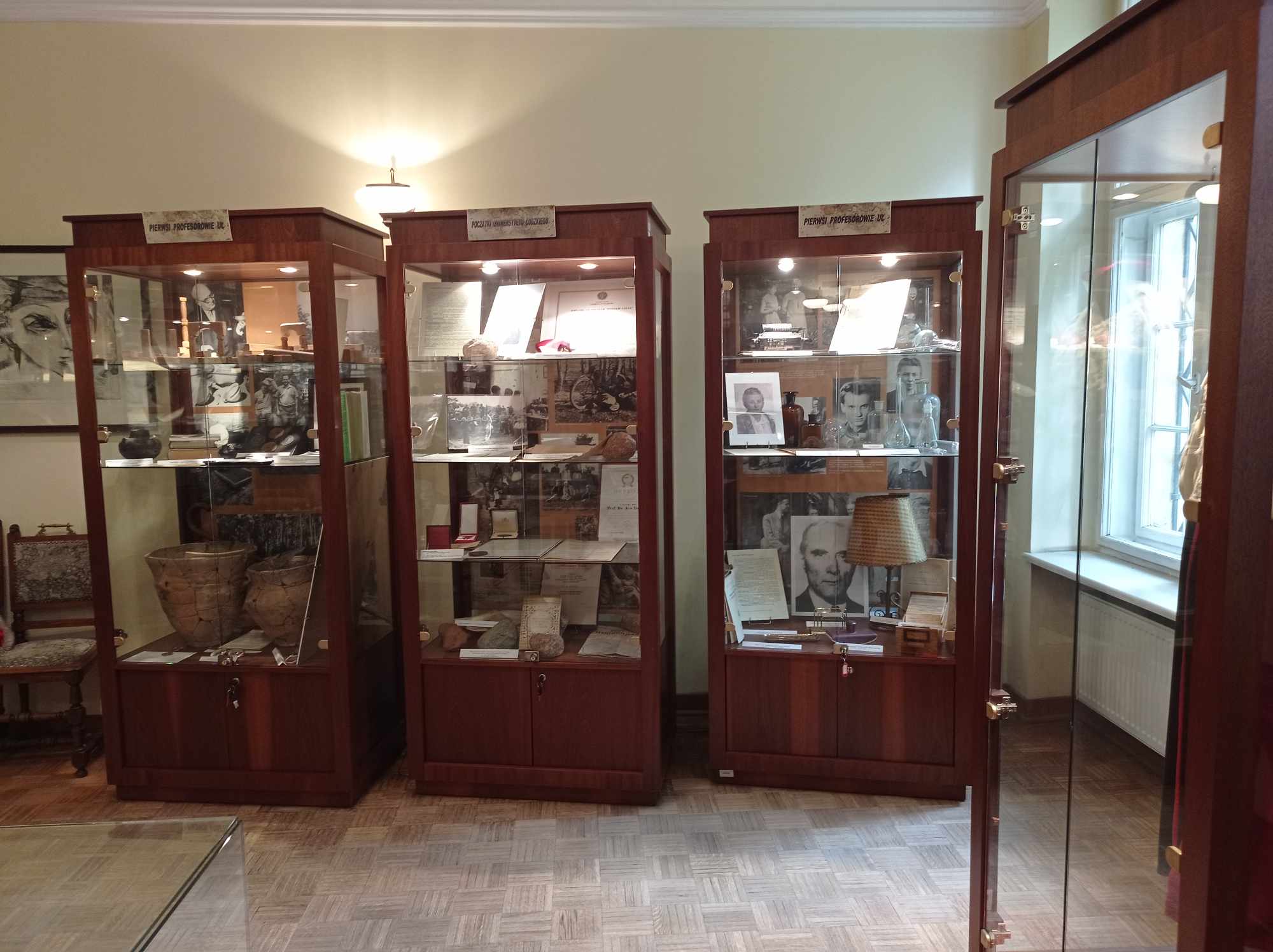 Zdjęcie gablot z eksponatami znajdującymi się w sali Muzeum UŁ