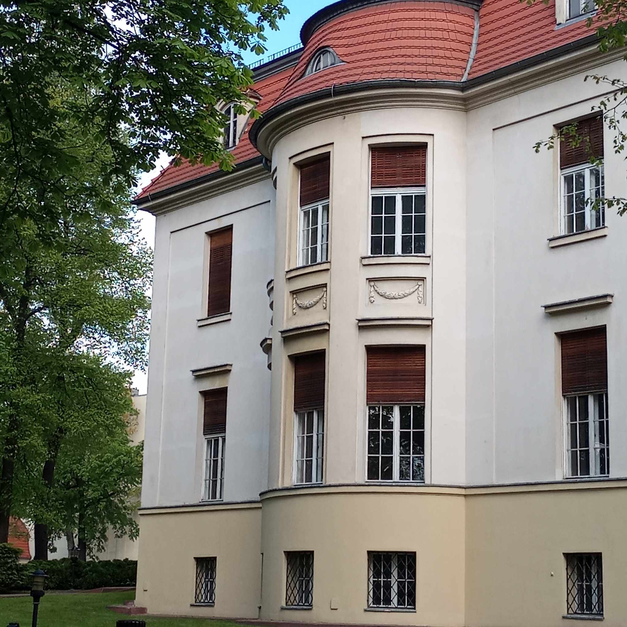 Zbliżenie fragmentu Pałacu Alfreda Biedermanna