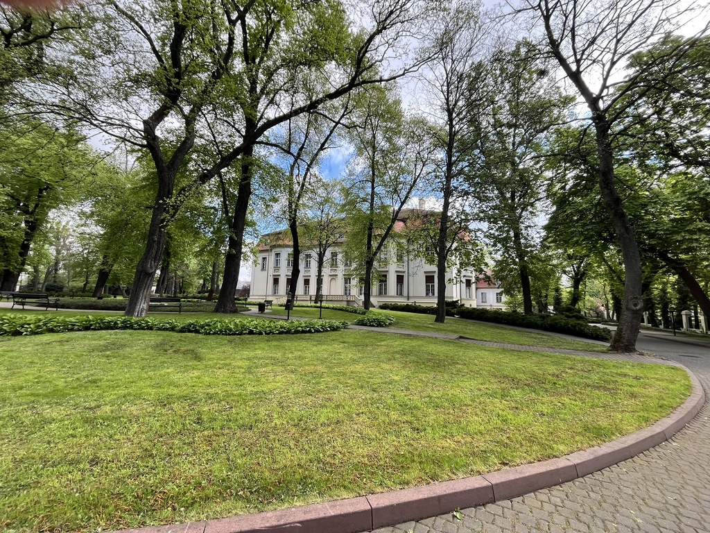 Pałac Alfreda Biedermanna na tle parku