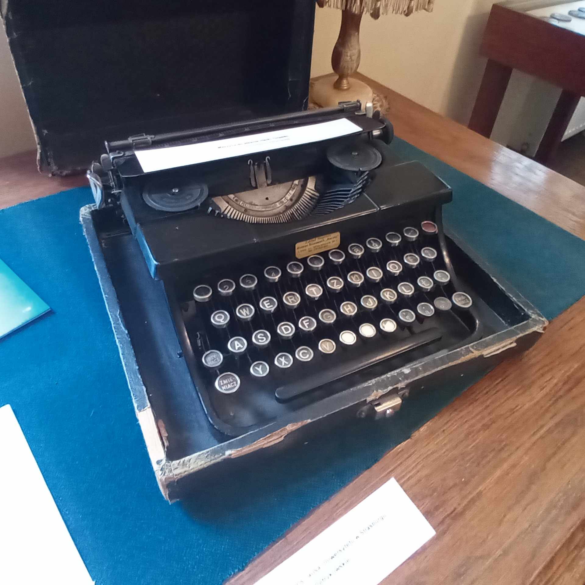 Zdjęcie eksponatu - maszyny do pisania znajdującej się w sali prawników w Muzeum UŁ