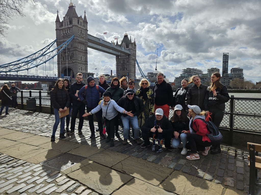 zdjęcie zbiorowe studentów kierunku turystyka i rekreacja na tle mostu Tower Bridge