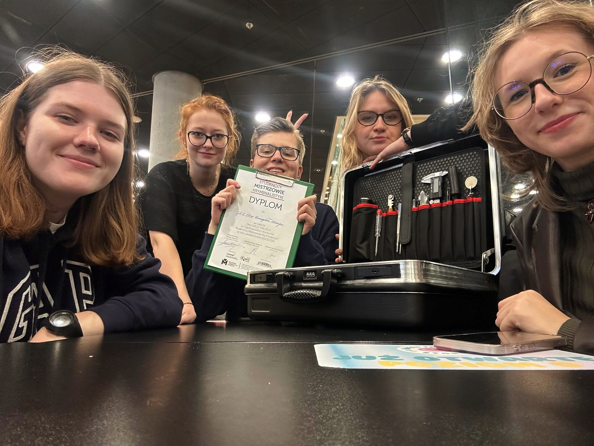 Członkowie zespołu reprezentujący Studenckie Koło Kryminalistyków (od lewej: Anna Grzegorowska, Amelia Bukowska, Aleksander Jałowiec, Nikola Bielak, Marcelina Bogucka) z dyplomem i nagrodą rzeczową.