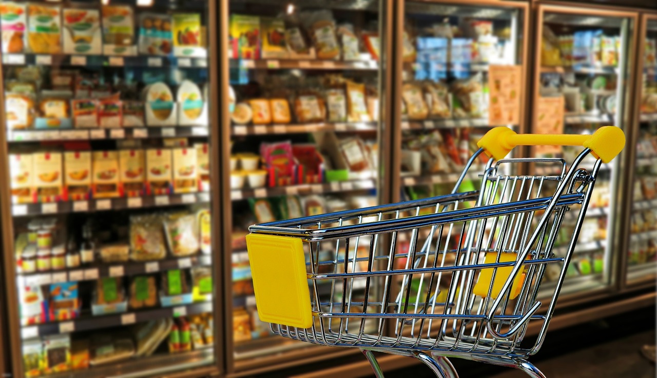 Wózek sklepowy w supermarkecie, źródło Pixabay.com