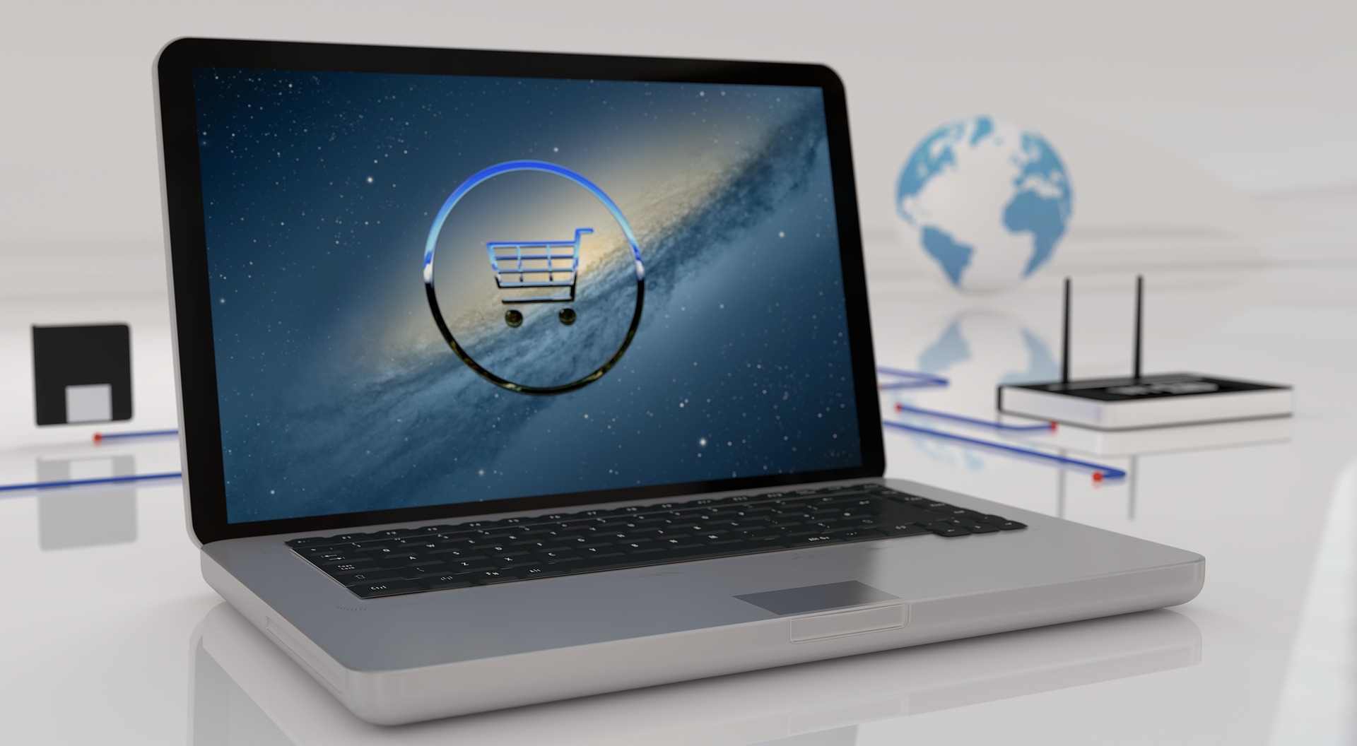 laptop na jasnym tle, na ekranie ikona wózka zakupowego