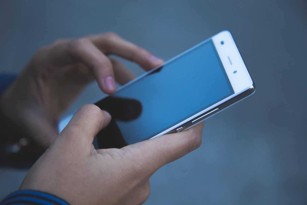 Smartfon w dłoniach