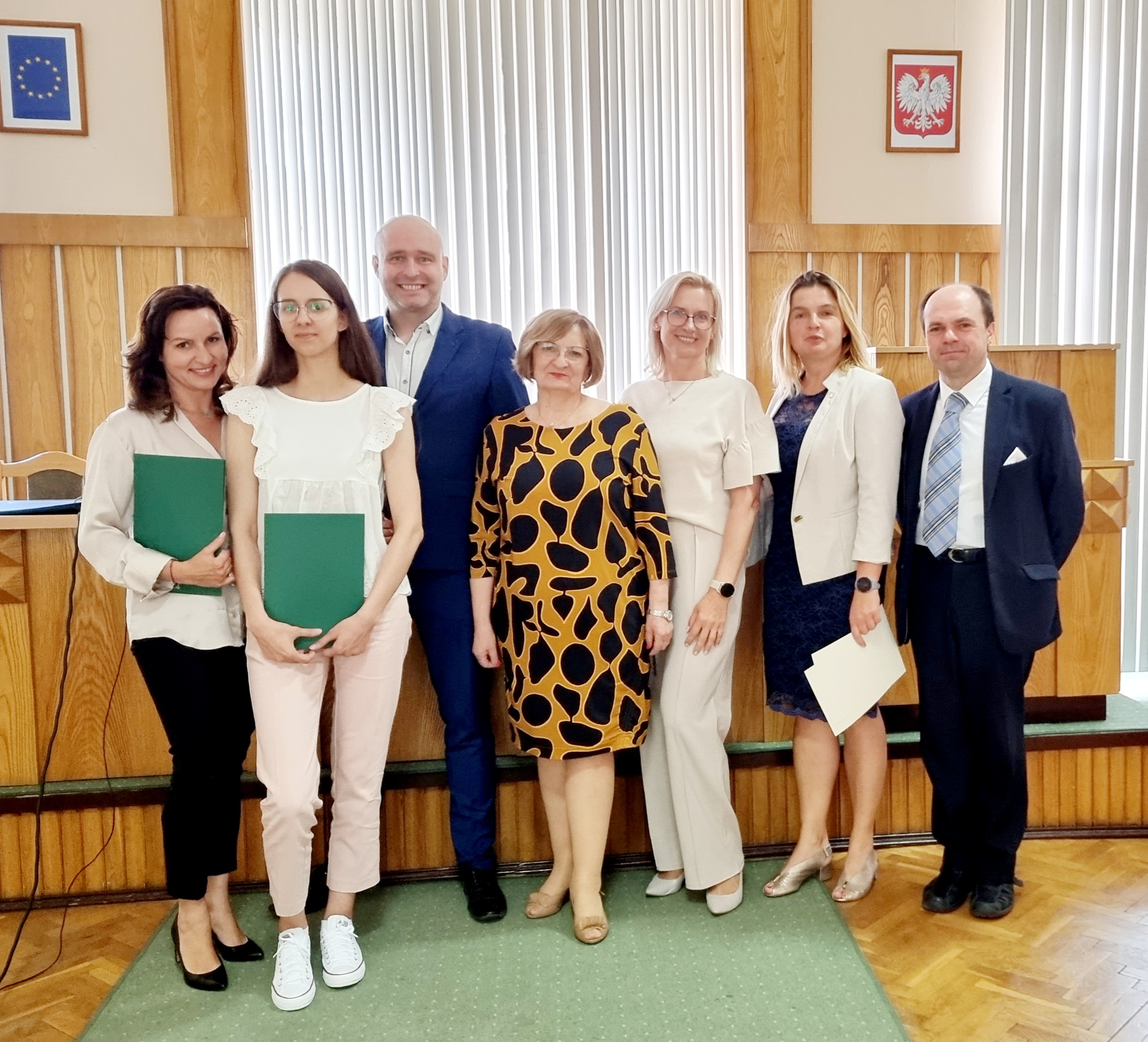 nagrodzona wraz z osobami wręczającymi dyplom