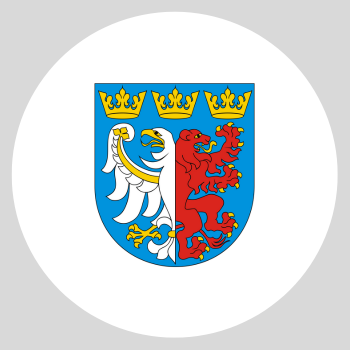 Herb powiatu pabianickiego - składa się z białego półorła po lewej i czerwonego półlwa po prawej. Nad hybrydą znajdują się trzy złote korony ułożone poziomo. 