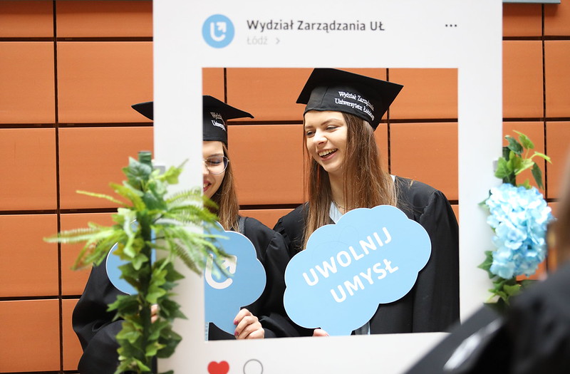 dwie absolwentki pozują w okienku instagramowym