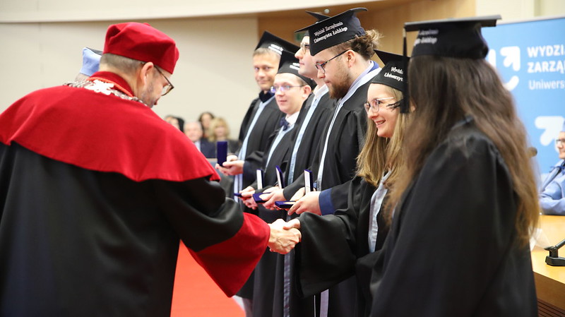 Rektor gratuluje absolwentom uzyskania medalu za Chlubne studia