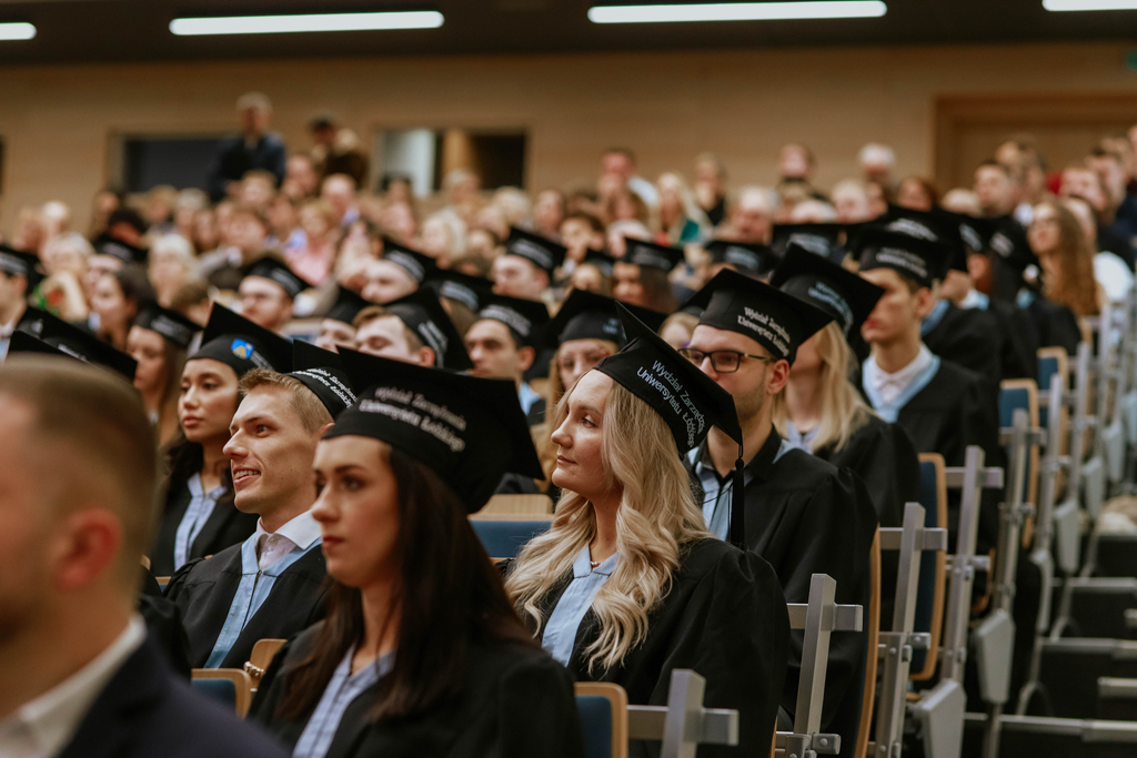rzędy Absolwentów na auli