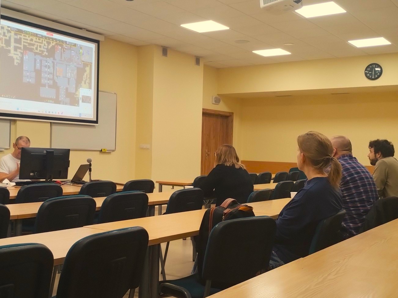 uczestnicy słuchają wykładu w sali