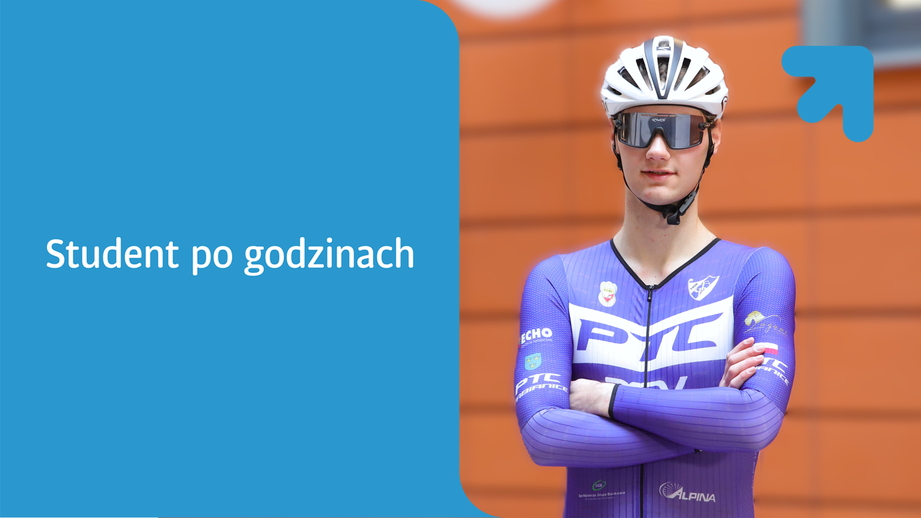 Student trenujący kolarstwo w stroju sportowym i kasku. Napi: Dawid Rola Student po godzinach