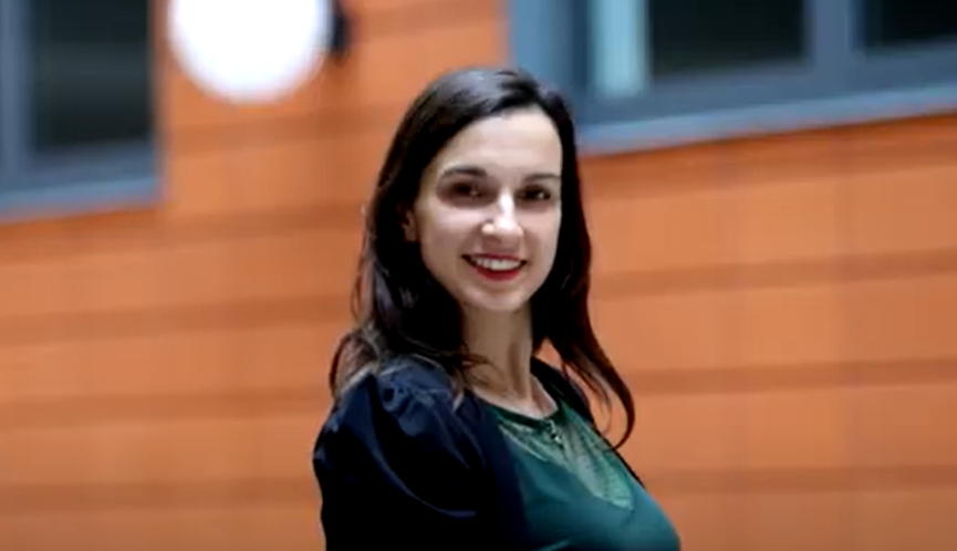 Zdjęcie przedstawia kobietę na patio Wydziału Zarządzania