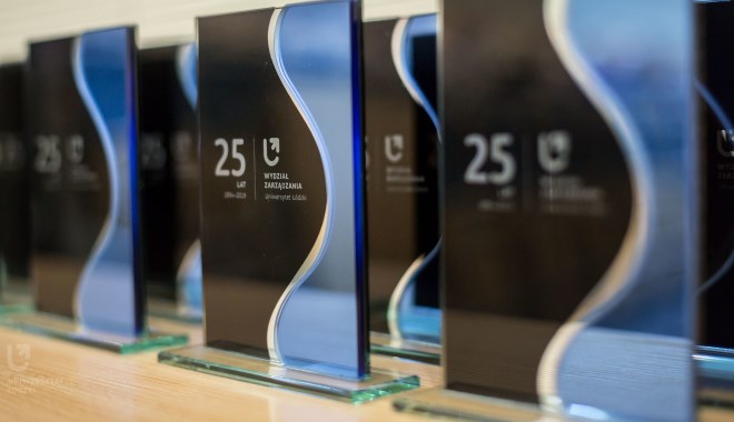 Statuetki wręczane z okazji 25-lecia WZ
