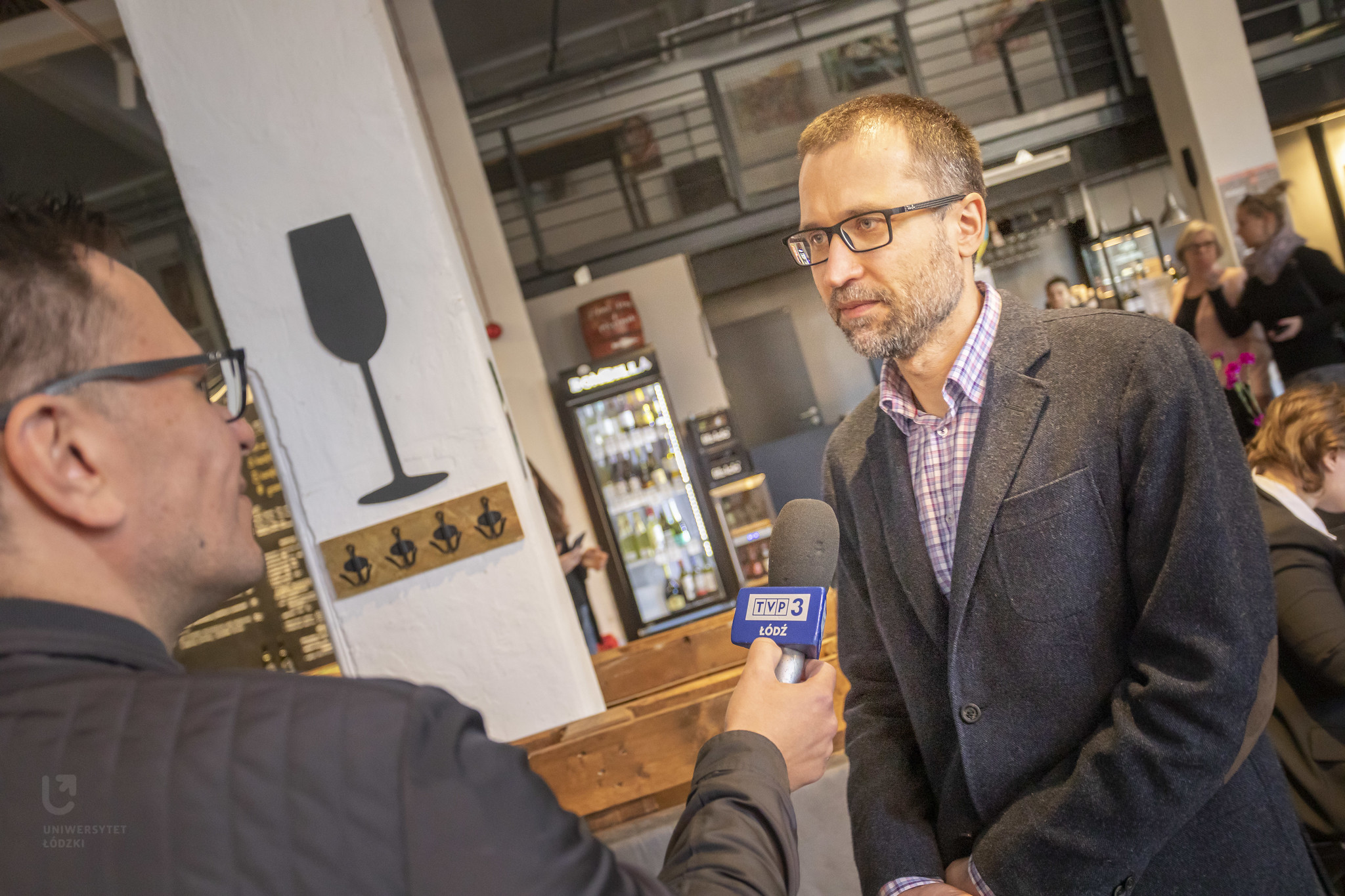Prof. Piotr Krajewski talking to a TV journalist during the University of Lodz press breakfast