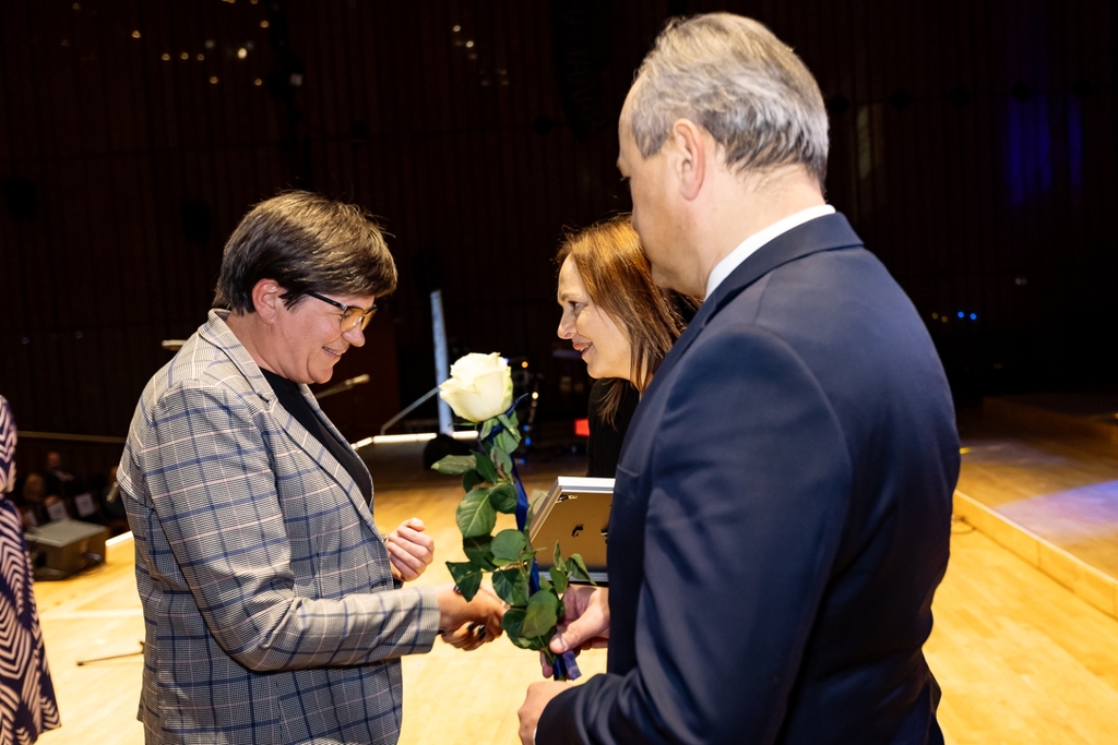 Dr Małgorzata Potoczna receiving the distinction