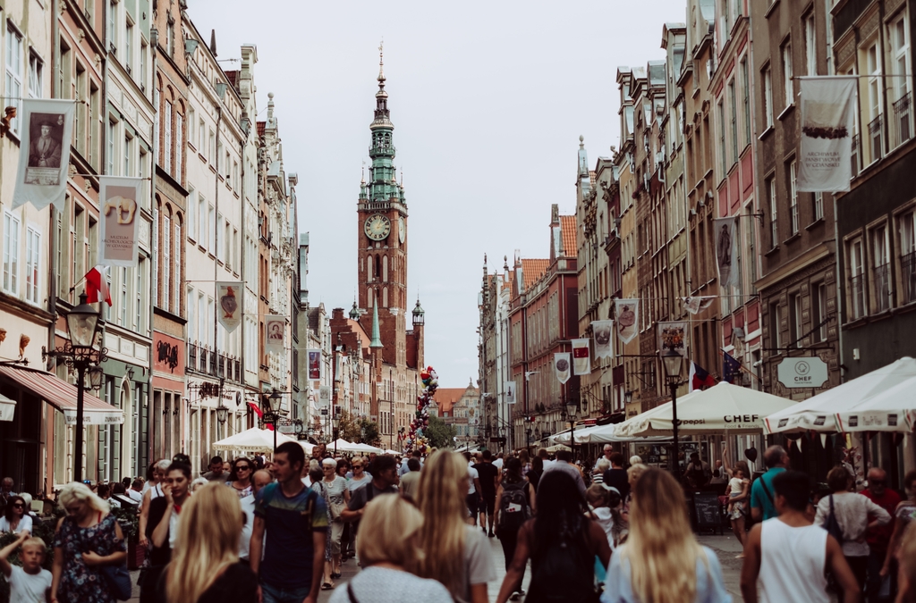 centrum Gdańska w ciepły dzień, tłum ludzi