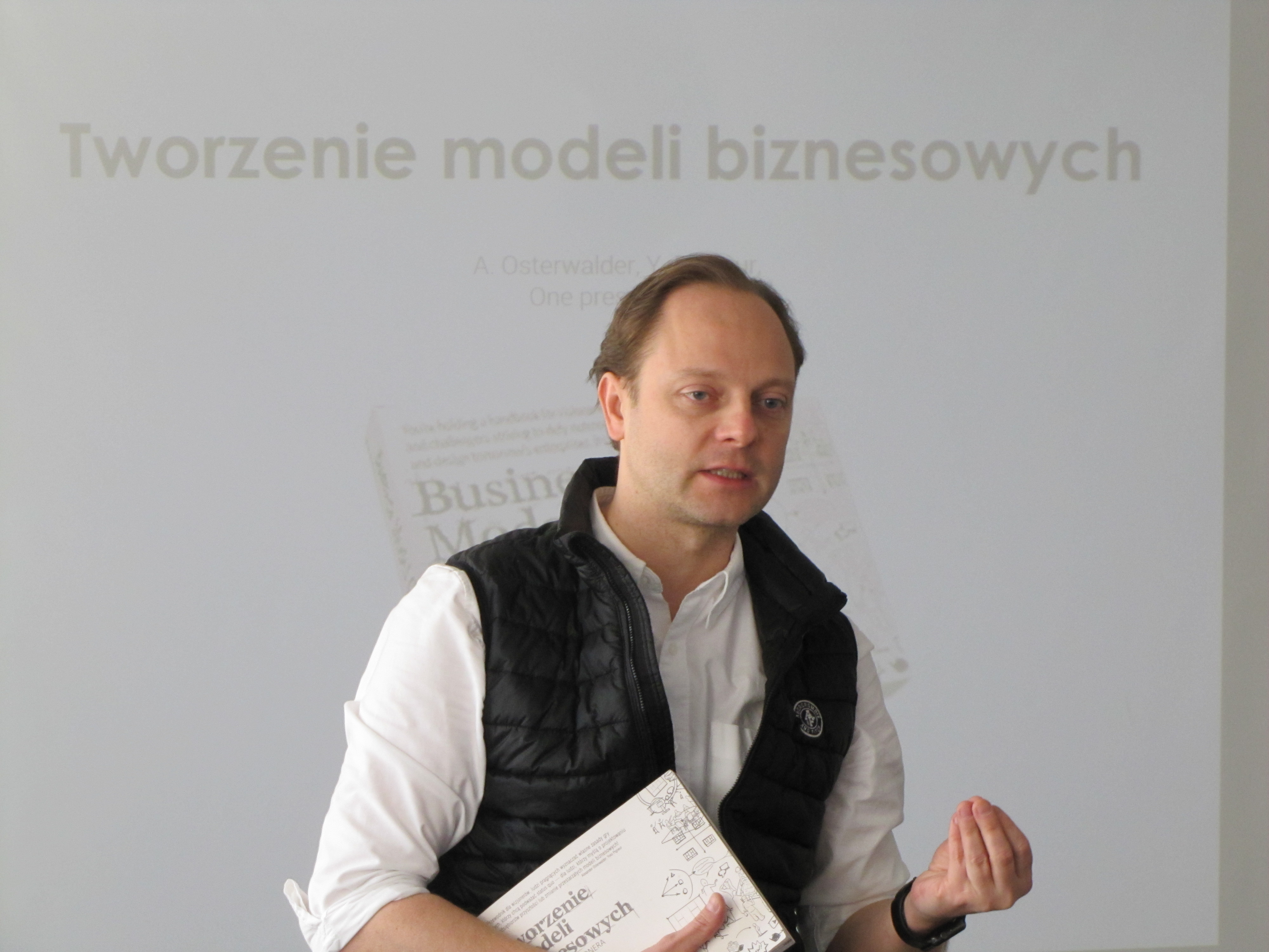 Praktyk biznesu prowadzi szkolenie dla finalistów