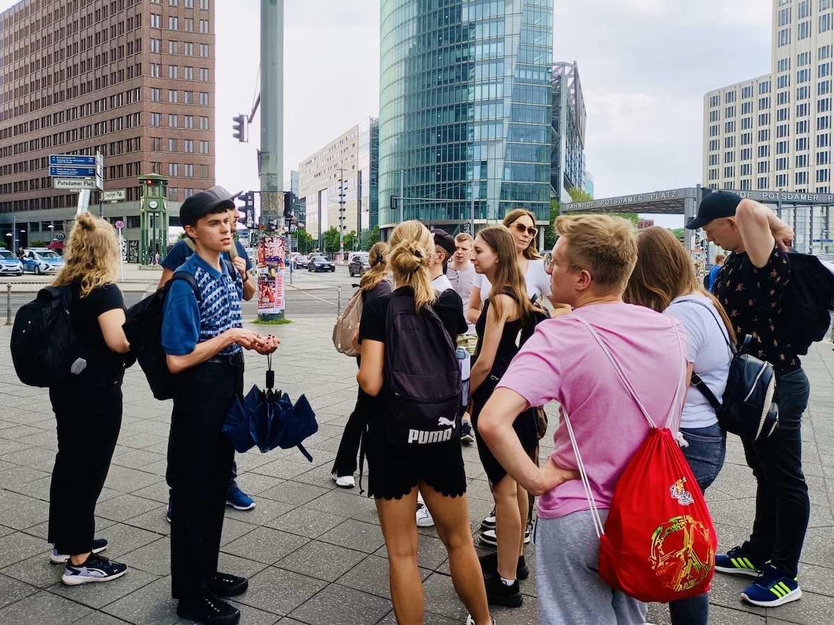 Grupa studentów w przestrzeni Berlina