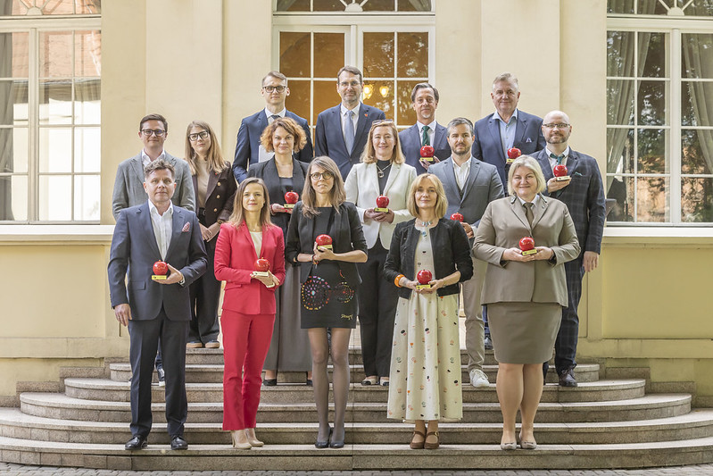 Osoby pozujące do zdjęcia podczas uroczystości