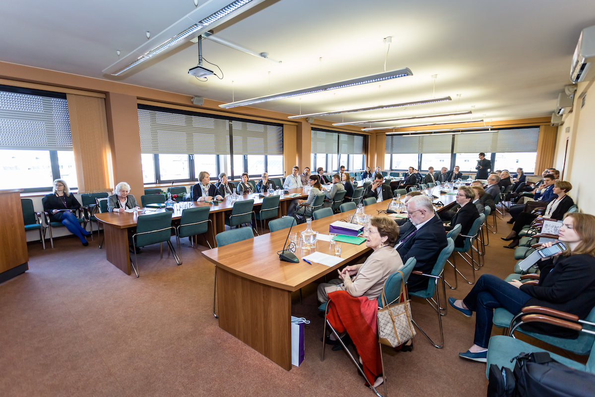 Ludzie uczestniczący w konferencji