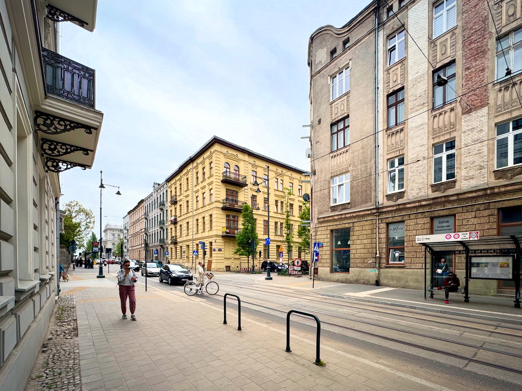 Ulica z zabudową kamieniczną w śródmieściu Łodzi