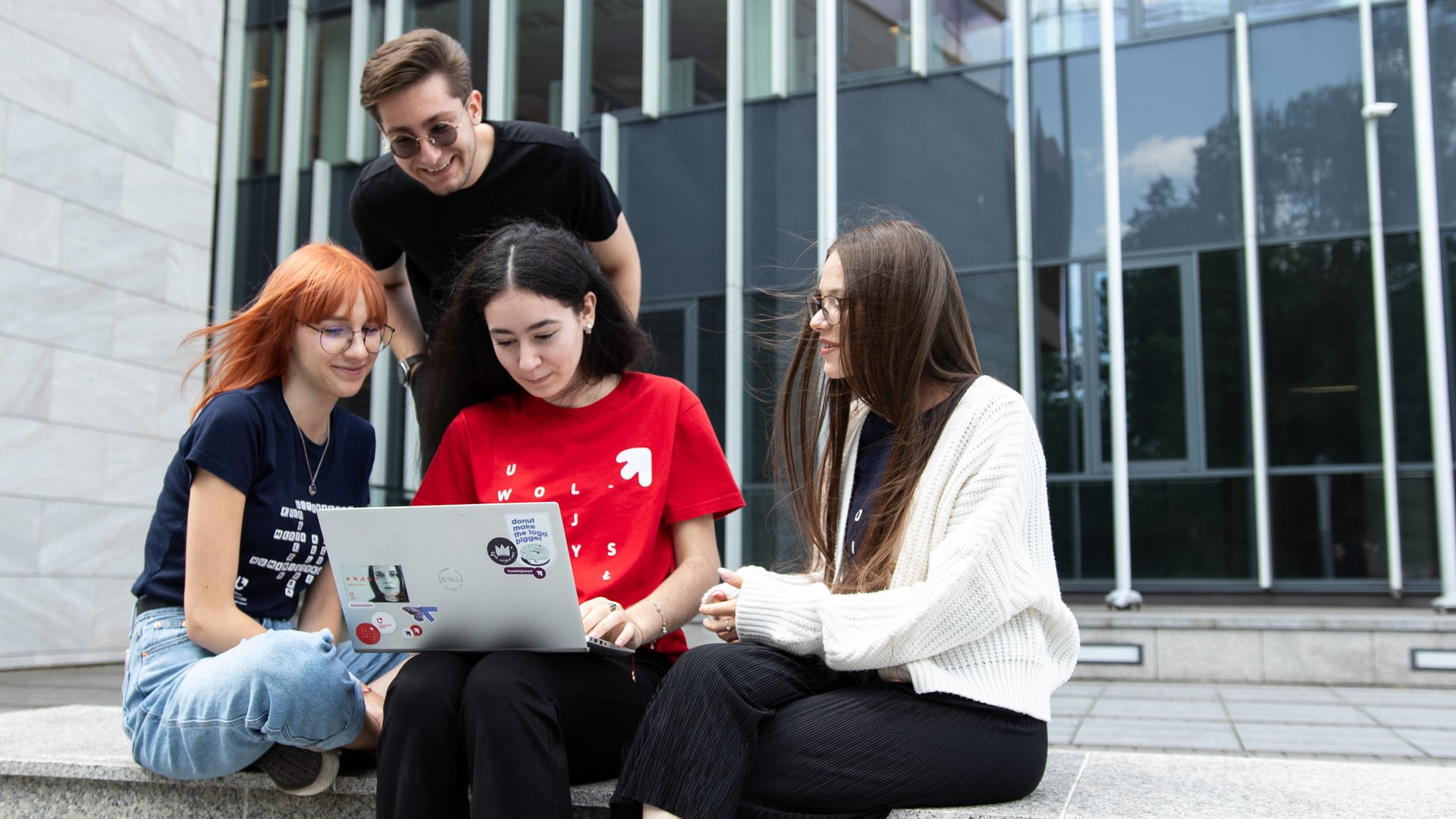 Studenci przed budynkiem Wydziału