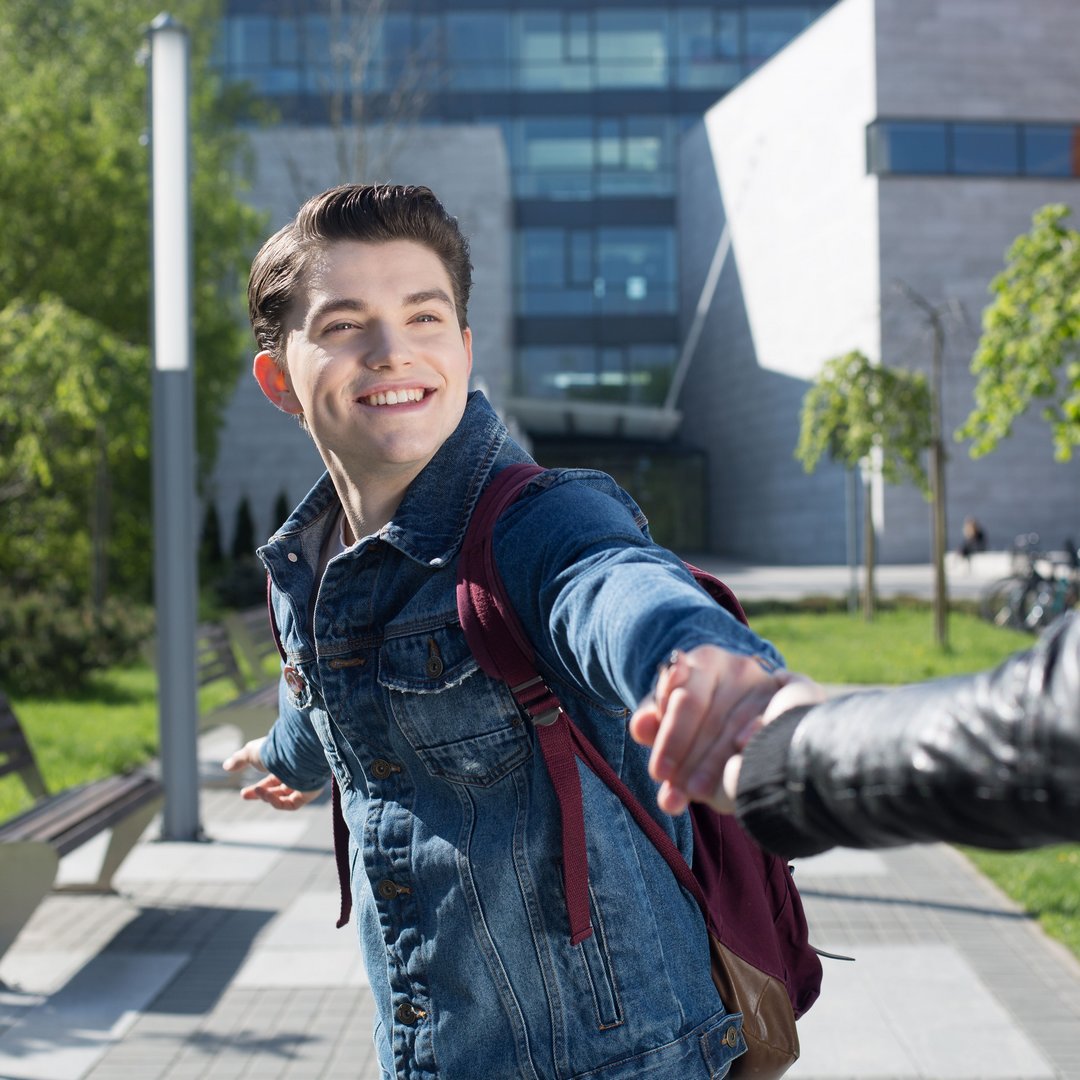 Student przed budynkiem