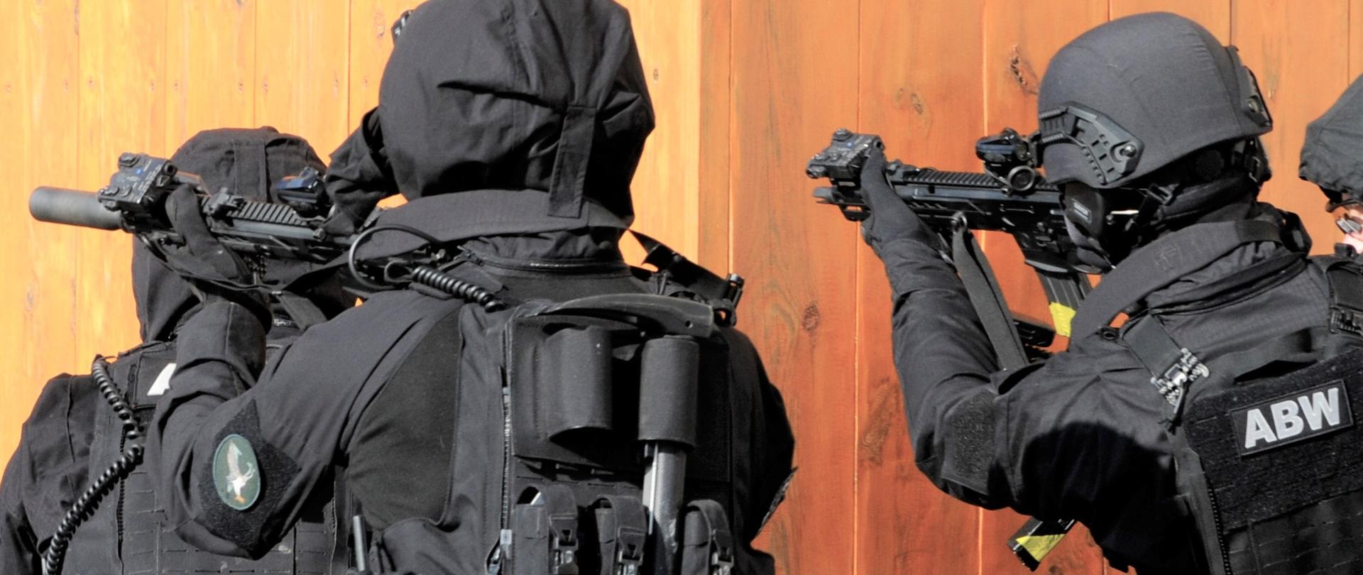 na grafice znajdują się funkcjonariusze policji