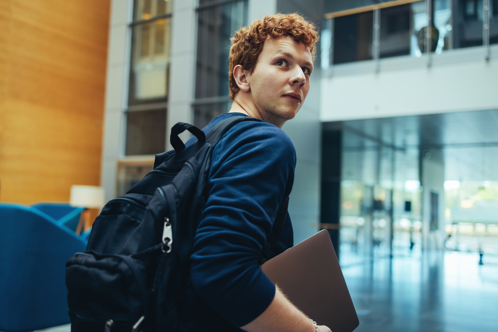 College student going to class Zdjęcie Adobe Stock