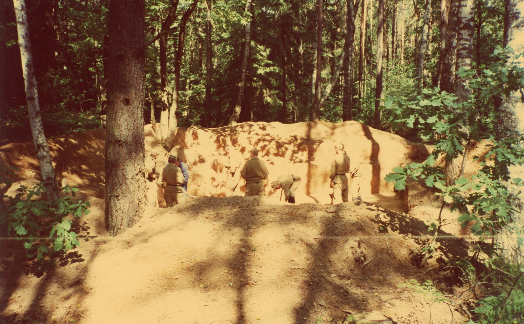 Badania w Lesie Katyńskim; czerwiec 1995 r.; fot. O. Ławrynowicz