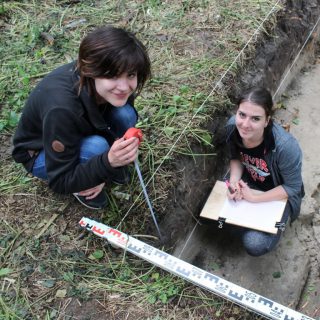Osoby w wykopie archeologicznym