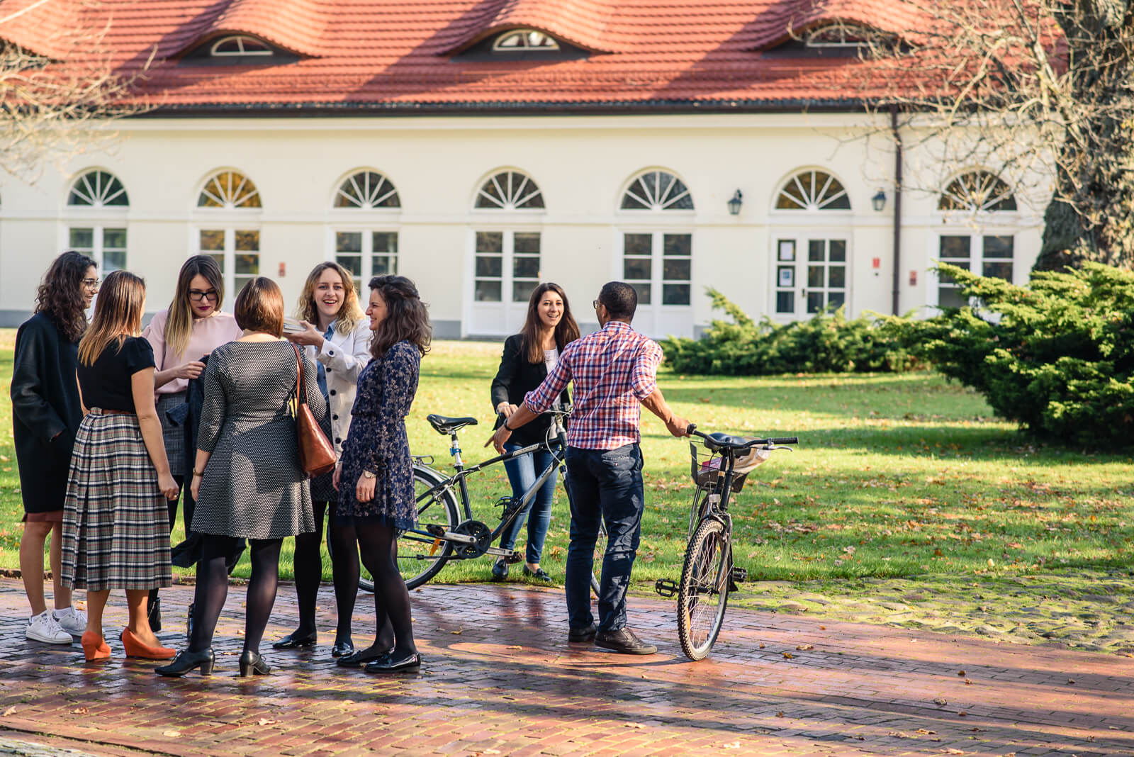 Zdjęcie przedstawia studentów Kolegium Europejskiego w Natolinie